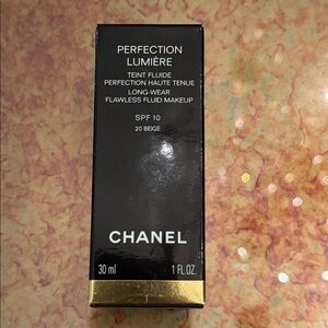CHANEL Perfection Lumière Foundation in Beige